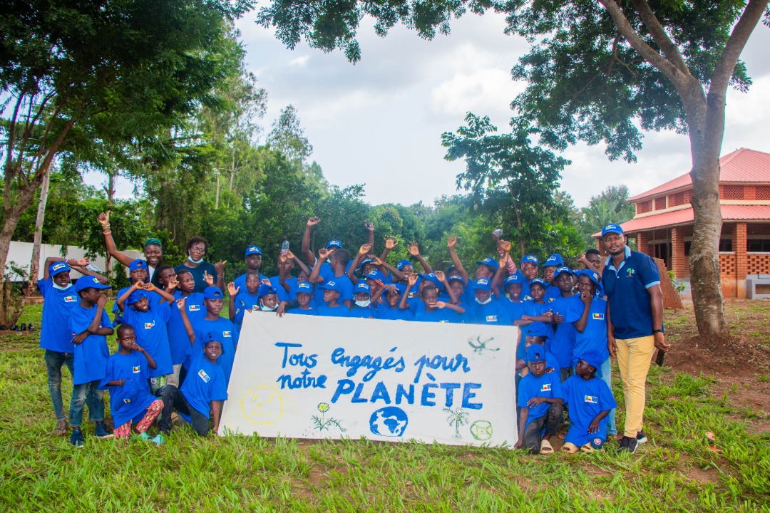 UEauBenin's tweet photo. Sensibilisation des enfants sur la préservation de la🌍. Avec #TAMAEE et #Citoyensdesrues, une cinquantaine d’enfants étaient à la ferme agro-écologique de #KALAUPAPA. Ils ont pris des résolutions pour la protection de la planète.
#COP26Glasgow
#EUatCOP26
#EUGreenDeal https://t.co/MCWPQCGnxT