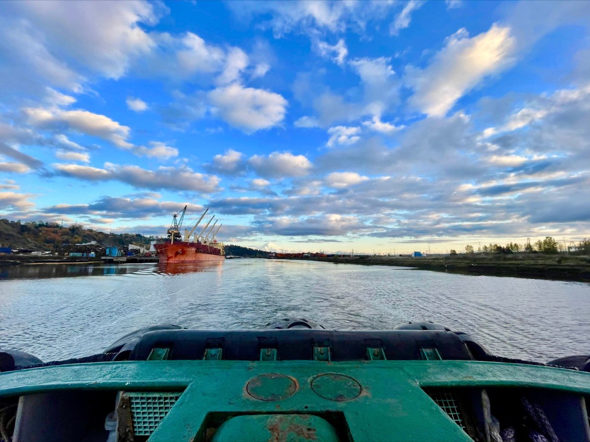 FossMaritime's tweet photo. Taking advantage of good weather for some amazing shots of THE mountain from the back of the Wedell Foss. 
📸 Jonah Petrick
#fossmaritime #isailwithfoss #alwayssafe #alwaysready #pnw https://t.co/yGll2HYcd8