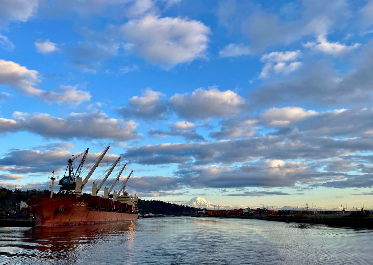FossMaritime's tweet photo. Taking advantage of good weather for some amazing shots of THE mountain from the back of the Wedell Foss. 
📸 Jonah Petrick
#fossmaritime #isailwithfoss #alwayssafe #alwaysready #pnw https://t.co/yGll2HYcd8