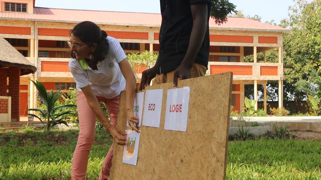 UEauBenin's tweet photo. Sensibilisation des enfants sur la préservation de la🌍. Avec #TAMAEE et #Citoyensdesrues, une cinquantaine d’enfants étaient à la ferme agro-écologique de #KALAUPAPA. Ils ont pris des résolutions pour la protection de la planète.
#COP26Glasgow
#EUatCOP26
#EUGreenDeal https://t.co/MCWPQCGnxT