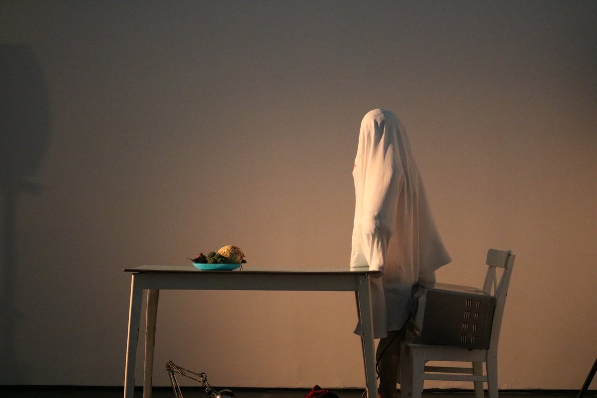 westcorkarts's tweet photo. Moments from Uillinn Dance Season 2021 ✨
'SOUP' by #headonbody
An absurd meditation on the process of grief, created by performer and choreographer Deirdre Griffin in collaboration with sound designer Craig Cox.
#UillinnDance21 #soupheadonbody https://t.co/nCbE9q63Xo