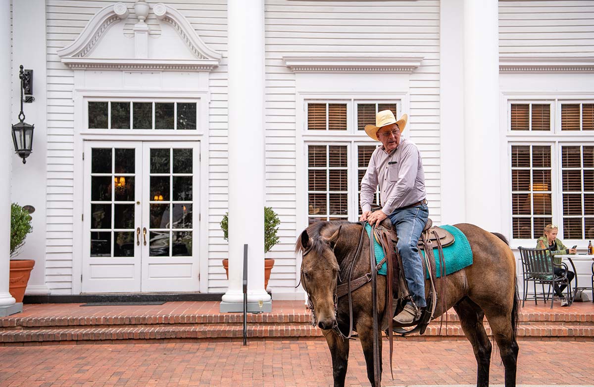 thewillcox's tweet photo. This month, whether stopping in after one of Aiken's famous horse shows, or dropping by for an afternoon cocktail, all Willcox guests get a special treat for their horses from the Lobby. #TheWillcox https://t.co/Phq7UDh6pb