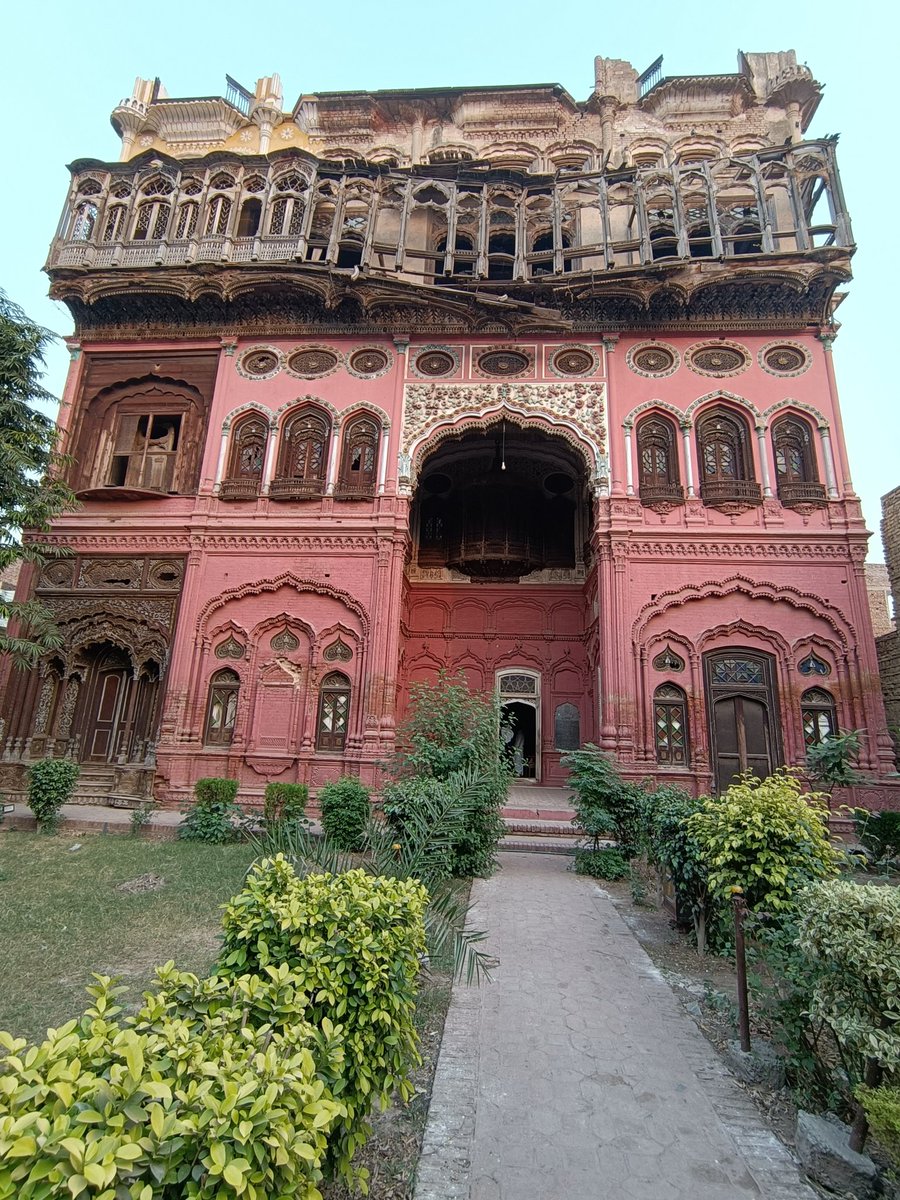 usmanarshad63's tweet photo. عمر حیات محل چنیوٹ ❤️
شیخ عمر حیات کلکتہ کے ایک مشہور تاجر تھے۔ عمر حیات نے چنیوٹ آنے کے بعد یہ عمارت اپنے بیٹے گلزار محمد کیلئے تعمیر کروائی۔ اِس عمارت کی دو منزلیں گِر چکی ہیں اور اب تین باقی ہیں اور وہ بھی خستہ حالی کا شکار ہیں
#ExploringPakistan
#PromotingTourism https://t.co/DB5IJVHWT6