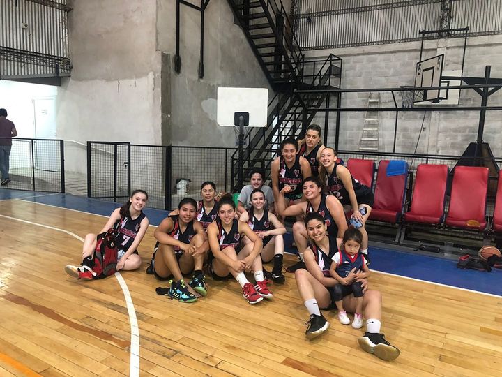MarianaAlegre11's tweet photo. #Chaco #ABSCH 🏀Hércules campeón. A pesar del temporal, cortes de luz y granizo, Hércules y Cultural definieron la final de 1° femenina con la victoria del club de Charata 68-59 . El partido culminó pasadas las 12.30 de la noche. https://t.co/T0aZmcU4Ju