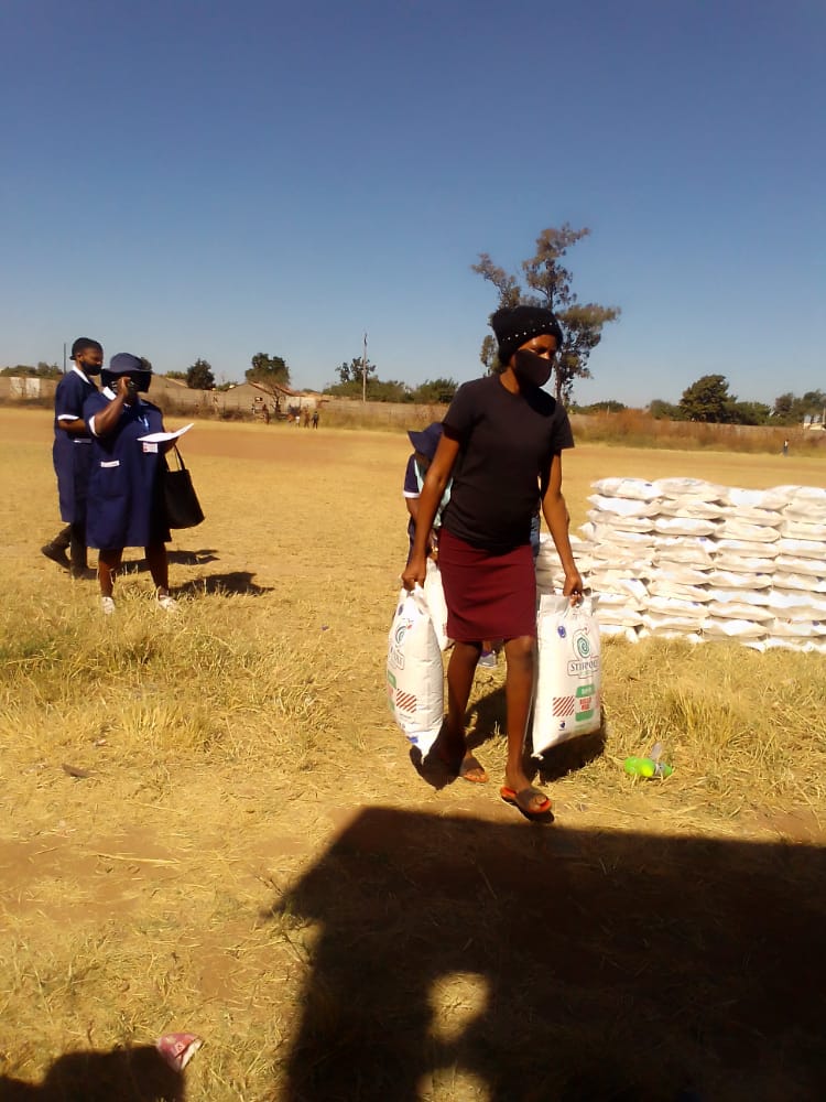 PhoebeZimbabwe's tweet photo. #promotingvolunteerism in our community, doing things for others i s a powerful antidepressant, self-esteem booster and it gives one a sense of purpose. Lets volunteer and help others to find a cause they are interested in life. https://t.co/Uc20Z9Jgvu