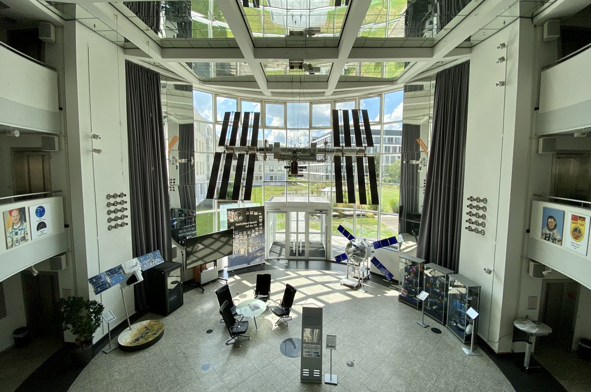 DLR_SpaceAgency's tweet image. Job gesucht? 
Wir haben aktuell 1⃣1⃣ offene Stellen bei uns in der Deutschen Raumfahrtagentur in #Bonn &amp;amp; bieten:
100 % #Raumfahrt! 🚀🛰
dlr.de/dlr/jobs/deskt…