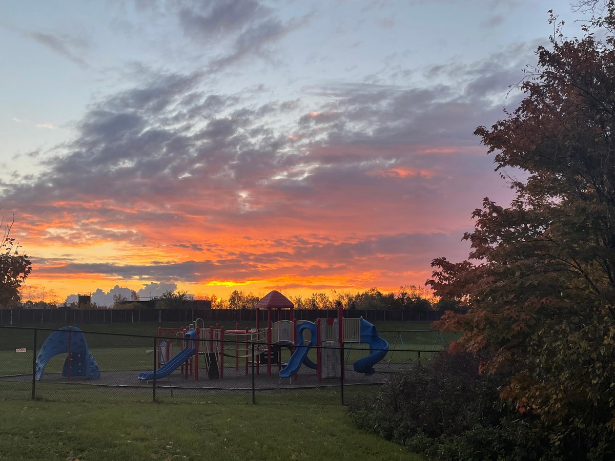 TrinityBurl's tweet photo. Morning sunrise over the Primary Playground.#sunrise #beauty #creation #amazingCreator #trinityburlington https://t.co/PvofLR0vdp