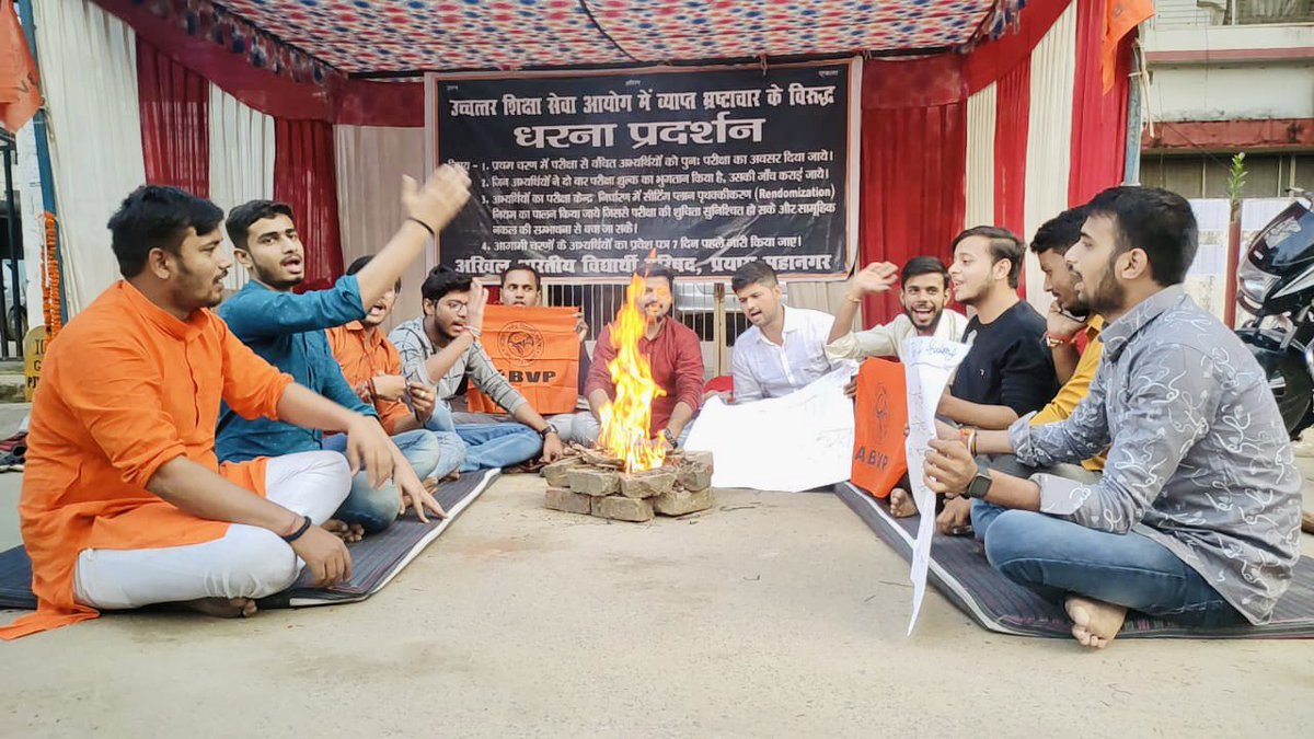 AbvpPrayag's tweet photo. #UPHESC_PROTEST #day7
आज आन्दोलनस्थल पर उच्चतर शिक्षा सेवा आयोग मे व्याप्त अनियमितताओं के ख़िलाफ़ @AbvpPrayag के कार्यकर्ताओं द्वारा बुद्धि-सुद्धि का यज्ञ किया गया व ईश्वर से यह कामना की गई कि जल्द इस प्रकरण का सकारात्मक निदान करे व आयोग के अध्यक्ष व सचिव को सद्बुद्धि प्रदान करे https://t.co/jaov1P6LwM