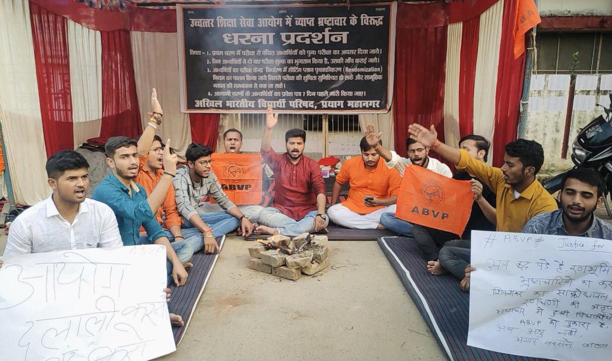 AbvpPrayag's tweet photo. #UPHESC_PROTEST #day7
आज आन्दोलनस्थल पर उच्चतर शिक्षा सेवा आयोग मे व्याप्त अनियमितताओं के ख़िलाफ़ @AbvpPrayag के कार्यकर्ताओं द्वारा बुद्धि-सुद्धि का यज्ञ किया गया व ईश्वर से यह कामना की गई कि जल्द इस प्रकरण का सकारात्मक निदान करे व आयोग के अध्यक्ष व सचिव को सद्बुद्धि प्रदान करे https://t.co/jaov1P6LwM