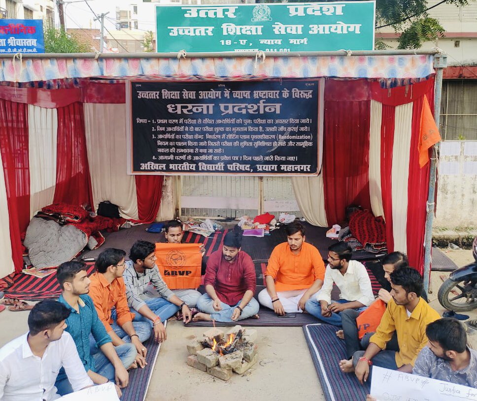 AbvpPrayag's tweet photo. #UPHESC_PROTEST #day7
आज आन्दोलनस्थल पर उच्चतर शिक्षा सेवा आयोग मे व्याप्त अनियमितताओं के ख़िलाफ़ @AbvpPrayag के कार्यकर्ताओं द्वारा बुद्धि-सुद्धि का यज्ञ किया गया व ईश्वर से यह कामना की गई कि जल्द इस प्रकरण का सकारात्मक निदान करे व आयोग के अध्यक्ष व सचिव को सद्बुद्धि प्रदान करे https://t.co/jaov1P6LwM