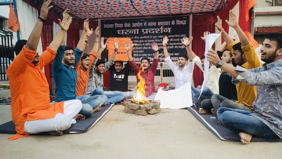AbvpPrayag's tweet photo. #UPHESC_PROTEST #day7
आज आन्दोलनस्थल पर उच्चतर शिक्षा सेवा आयोग मे व्याप्त अनियमितताओं के ख़िलाफ़ @AbvpPrayag के कार्यकर्ताओं द्वारा बुद्धि-सुद्धि का यज्ञ किया गया व ईश्वर से यह कामना की गई कि जल्द इस प्रकरण का सकारात्मक निदान करे व आयोग के अध्यक्ष व सचिव को सद्बुद्धि प्रदान करे https://t.co/jaov1P6LwM