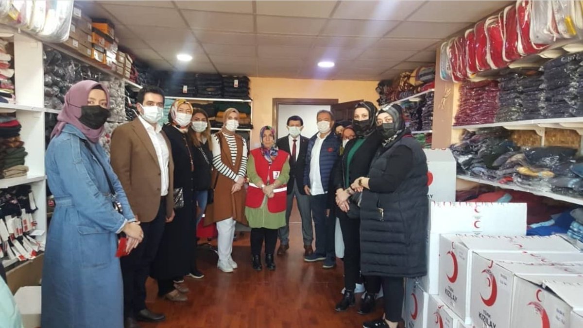 TurkBafra's tweet photo. Kızılay Haftası münasebetiyle ilçemizde Kızılay yürüyüşümüzü gerçekleştirip maske dağıtarak Kızılay haftamız hakkında bilgiler verdik.@drkeremkinik @kizilay #kızılayhaftası #kizilay #hilalolsuntürkiye https://t.co/62SRTxsgGT