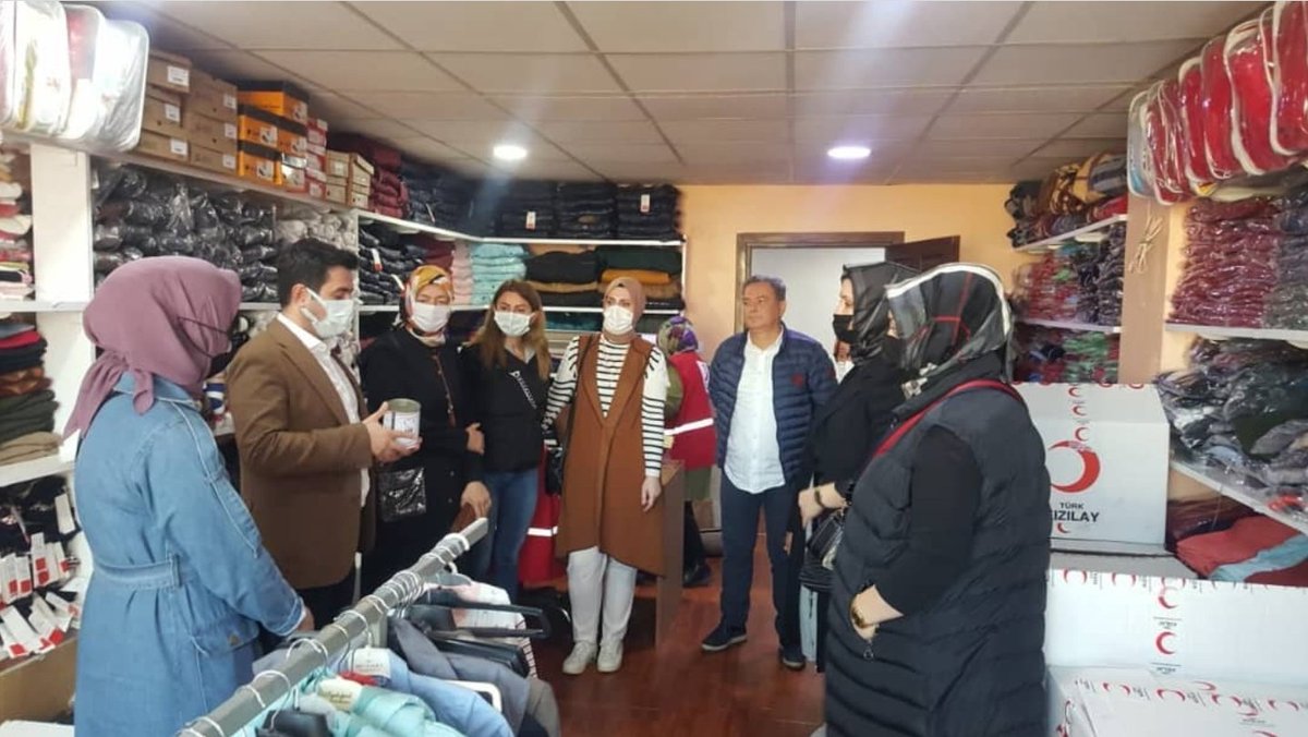 TurkBafra's tweet photo. Kızılay Haftası münasebetiyle ilçemizde Kızılay yürüyüşümüzü gerçekleştirip maske dağıtarak Kızılay haftamız hakkında bilgiler verdik.@drkeremkinik @kizilay #kızılayhaftası #kizilay #hilalolsuntürkiye https://t.co/62SRTxsgGT