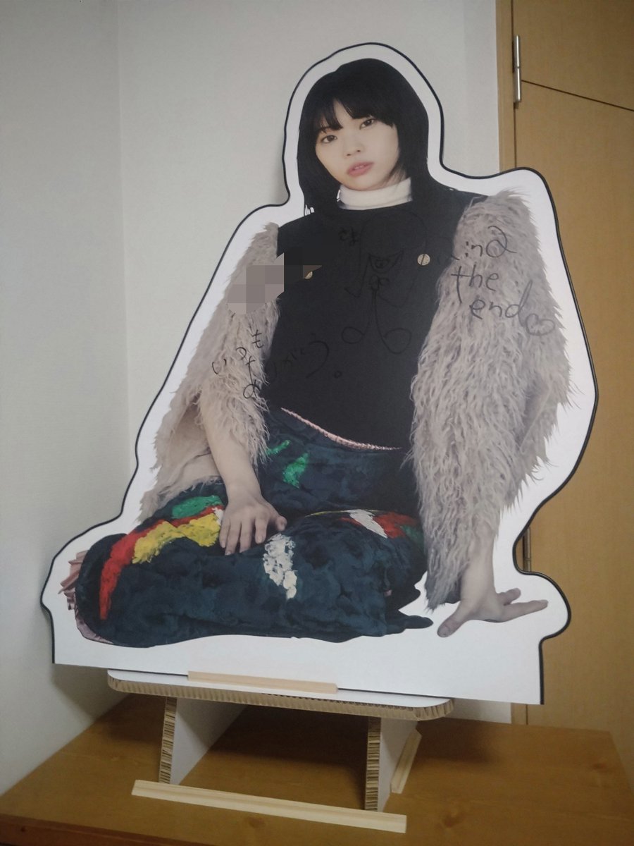 sasuke_h_'s tweet photo. BiSHくじワンモアチャンス賞のアイナちゃんの等身大パネル・・・

ジツハウチニイマス for 皆

推しに2度も自分の名前を書いて貰えるとは夢にも思わなかったです😂

#BiSHくじ
#アイナジエンド https://t.co/SXsHPqO6si