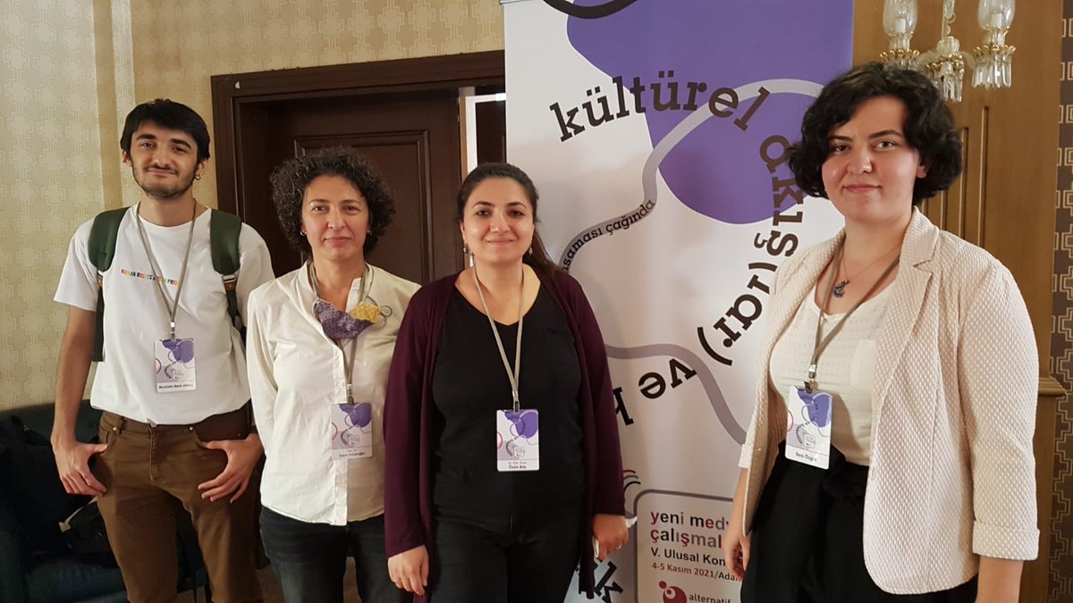 Aynı panelde Yeni Medya yüksek lisans mezunumuz Esra Özgür de tez çalışmasından 'Yaşlı Kullanıcıların WhatsApp Kullanımı Deneyimi' başlıklı sunumu yaptı.