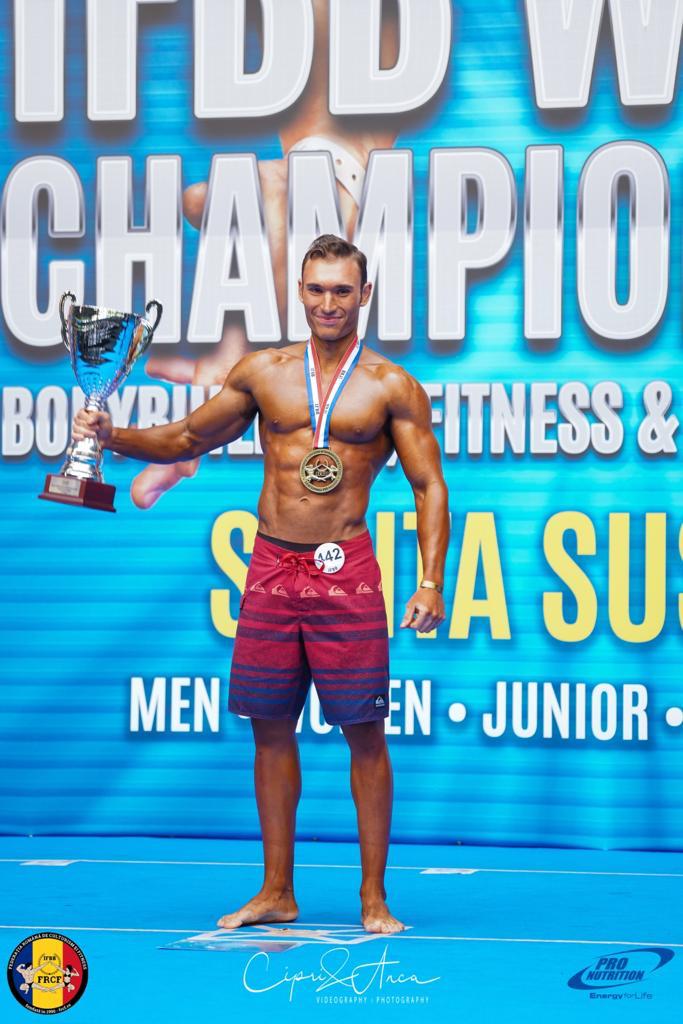 GToncean's tweet photo. 🇷🇴 Început senzațional pentru România și în a doua zi a Campionatului Mondial. 🏆 Andrei Trocea a adus prima 🥇 medalie de AUR a zilei și a câștigat titlul de Campion Mondial, la categoria ”Junior Men`s Physique 16-20 ani Open”.

👏 Felicitări, Andrei! https://t.co/jRRwpeSp18