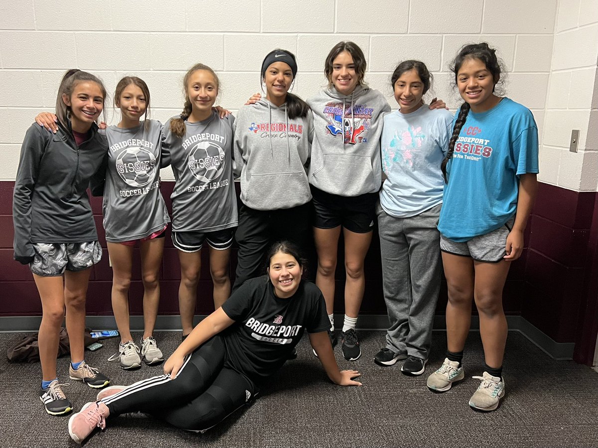 cross_bhs's tweet photo. Last practice for the seniors, last practice before the BIG DAY!!! #bittersweet #chopwoodcarrywater #statebound #letsgetit #trusttheprocess #family https://t.co/975UWoV5wJ