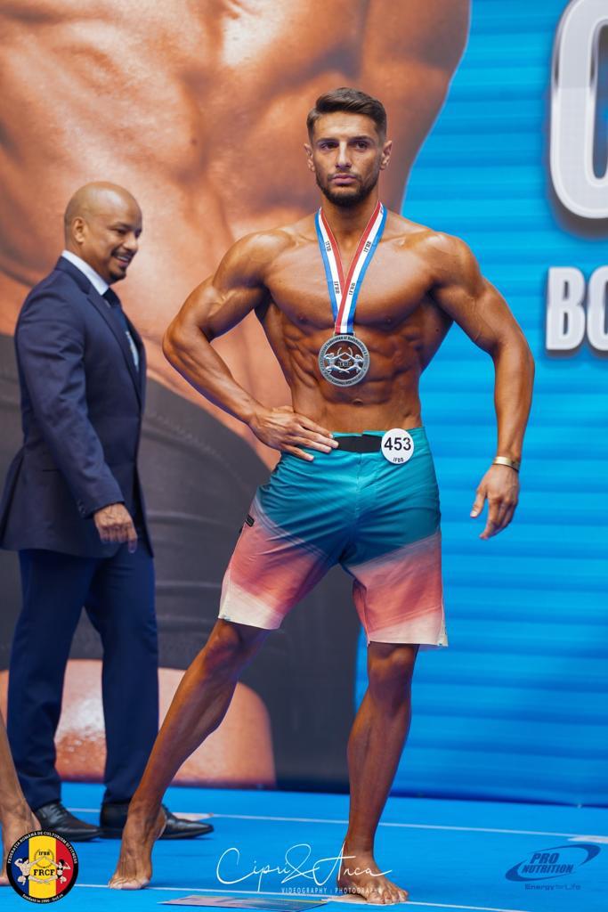 GToncean's tweet photo. 🇷🇴 Nici n-a început bine ziua, că România obține o nouă medalie! Andrei Durlea aduce 🥈 Argintul și titlul de Vicecampion Mondial, la categoria ”Junior Men`s Physique 21-23 ani, până la 174 cm”.

👏 Felicitări, Andrei! https://t.co/aKN7YC2gIc