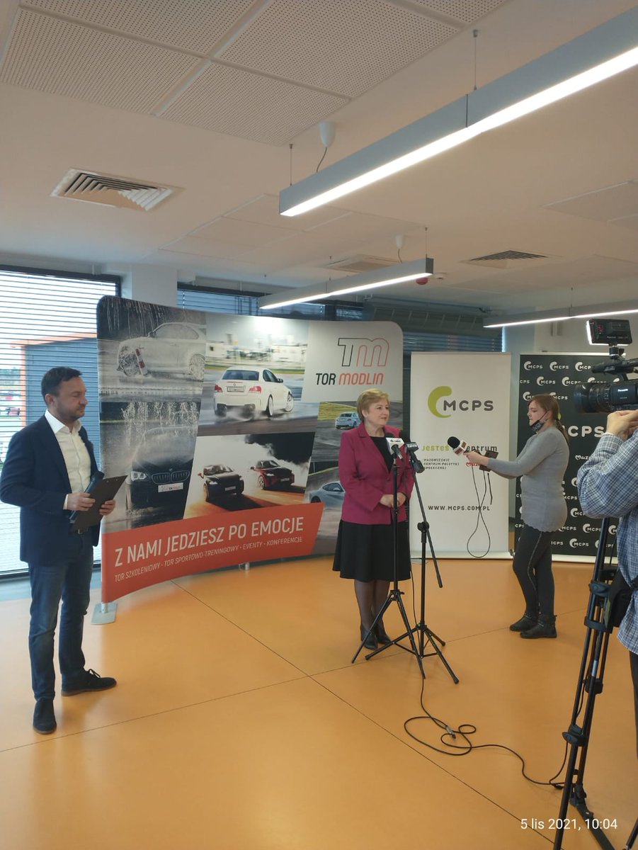 rzecznikUMWM's tweet image. Kolejna edycja szkoleń dla kierowców 18-24 lat i powyżej 55. rż na #TorModlin. Do końca 2023 r. przeszkolonych może być nawet 2400 osób. Koszt 3 mln zł, w tym 1,8 mln zł budżet #Mazowsze, a 1,2 mln zł to środki przekazane przez #MCPS z tzw. korkowego. tiny.pl/9cqx9