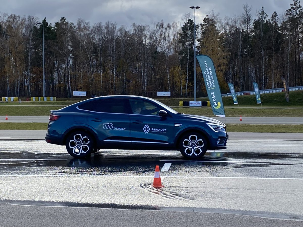 rzecznikUMWM's tweet image. Kolejna edycja szkoleń dla kierowców 18-24 lat i powyżej 55. rż na #TorModlin. Do końca 2023 r. przeszkolonych może być nawet 2400 osób. Koszt 3 mln zł, w tym 1,8 mln zł budżet #Mazowsze, a 1,2 mln zł to środki przekazane przez #MCPS z tzw. korkowego. tiny.pl/9cqx9