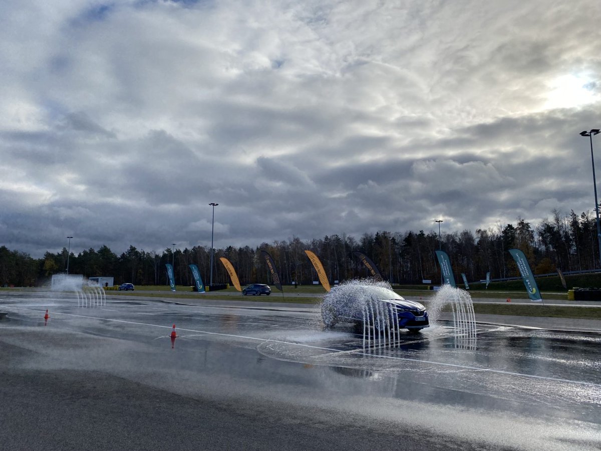 rzecznikUMWM's tweet image. Kolejna edycja szkoleń dla kierowców 18-24 lat i powyżej 55. rż na #TorModlin. Do końca 2023 r. przeszkolonych może być nawet 2400 osób. Koszt 3 mln zł, w tym 1,8 mln zł budżet #Mazowsze, a 1,2 mln zł to środki przekazane przez #MCPS z tzw. korkowego. tiny.pl/9cqx9