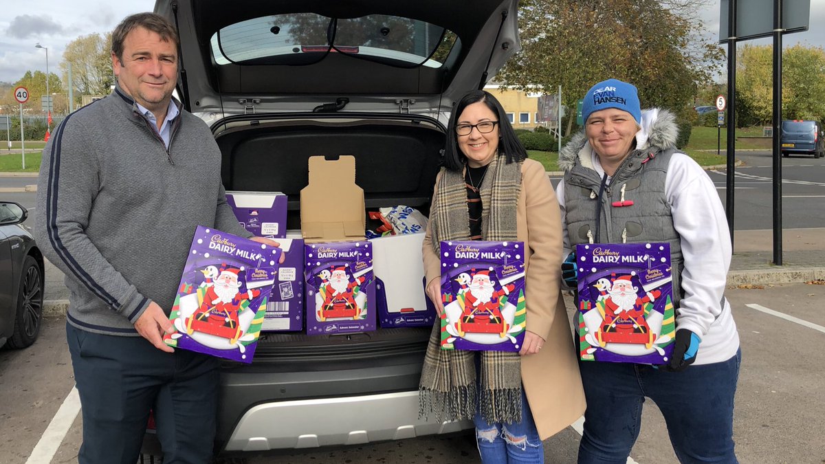 UniteWales's tweet photo. Great to see our Regional Secretary @PeteHughesUnite &amp; drivers at @StagecoachWales topping up a collection for advent calendars for the Hope Centre Foodbank &amp; @TRAC2charity in Pontypool.

Incredible generosity from workers who wanted to help others through difficult times. 👏 https://t.co/StvNmVQxUJ