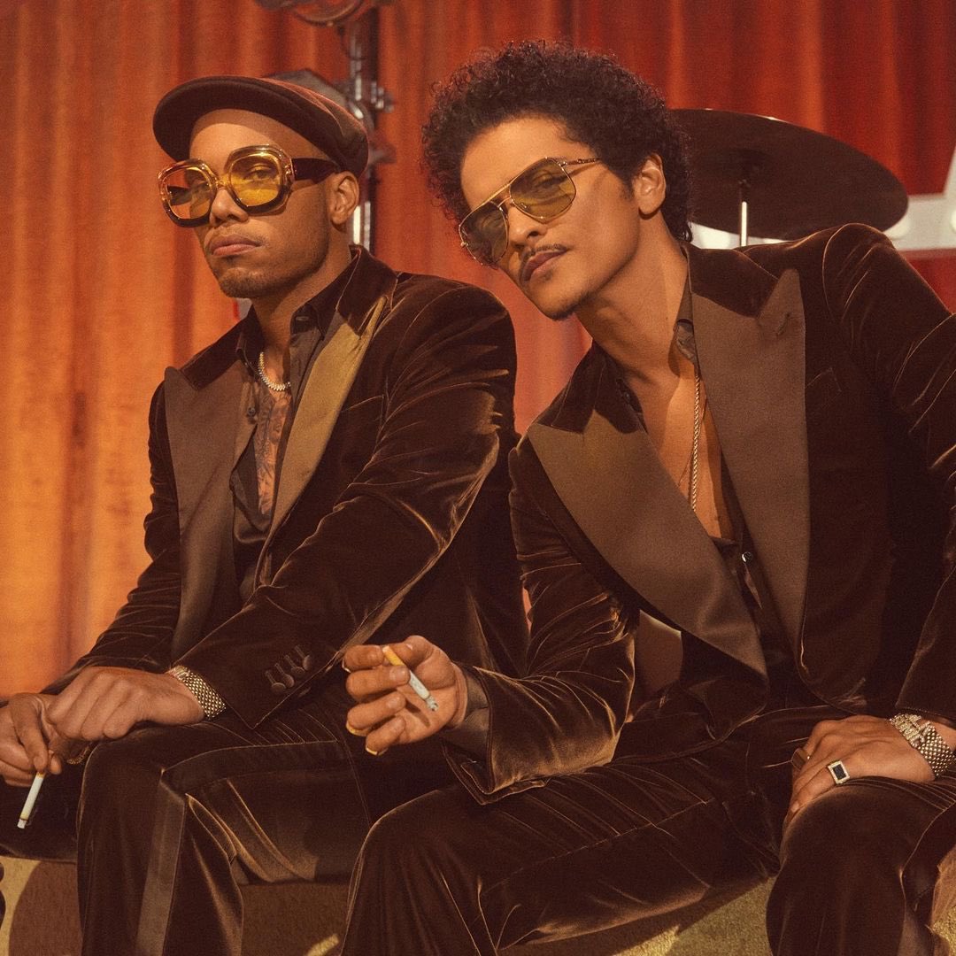 hooligan_kat's tweet photo. 🎙️| Silk Sonic’s interviews; a thread https://t.co/cCnF6pnin5