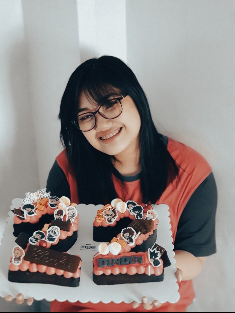 _dindindraws's tweet photo. I GOT AN MHA CAKE AAAAAA https://t.co/x8zoWNDfXu