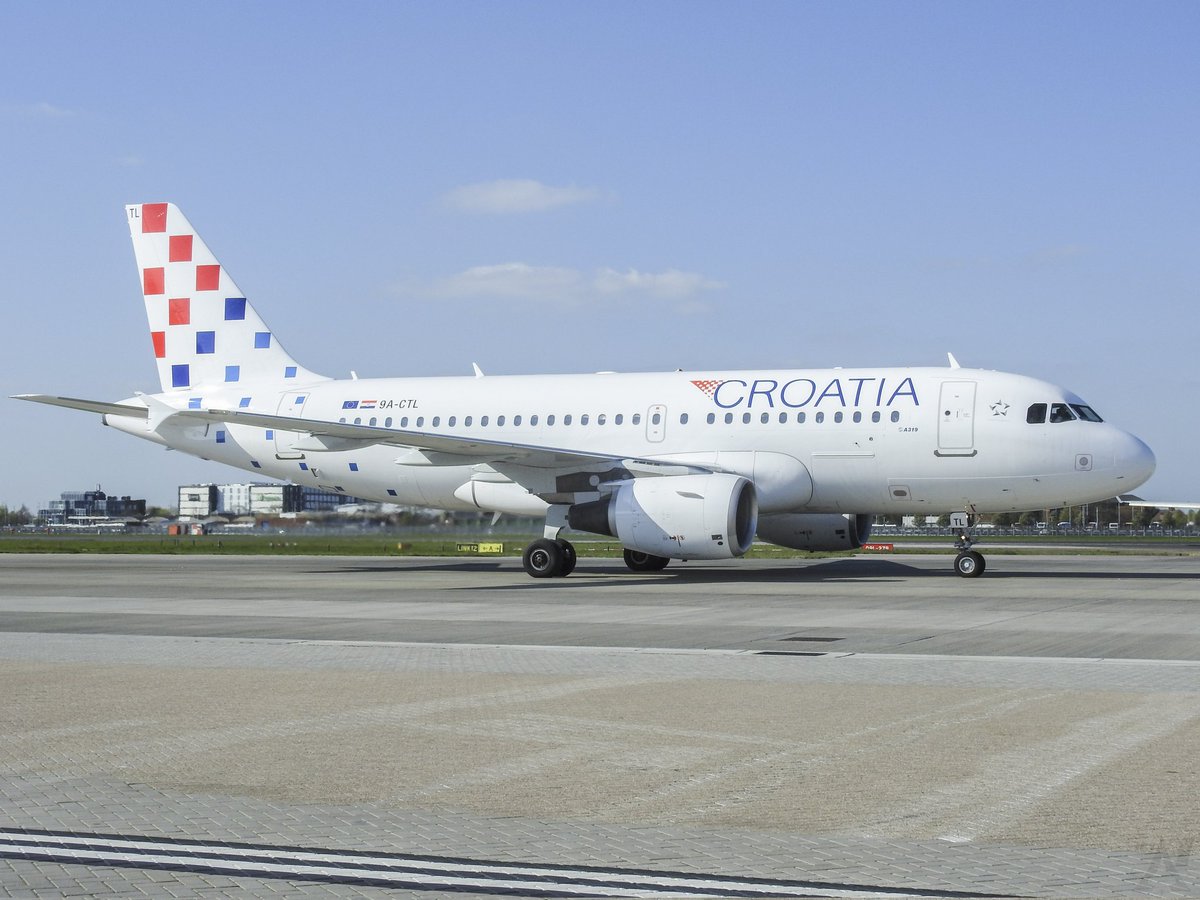 JetA1Photos's tweet photo. Todays airline is Croatia Airlines who use a A320 family into Heathrow.
#lhrupclose #avgeek #instplane #planespotting #heathrowspotter #aircraft #airlines #aviationlovers #airport #planespotter #airside #airsideops #heathrowairport #aviation
@HeathrowAirport @croatiaairlines https://t.co/IDuVNzw7xJ