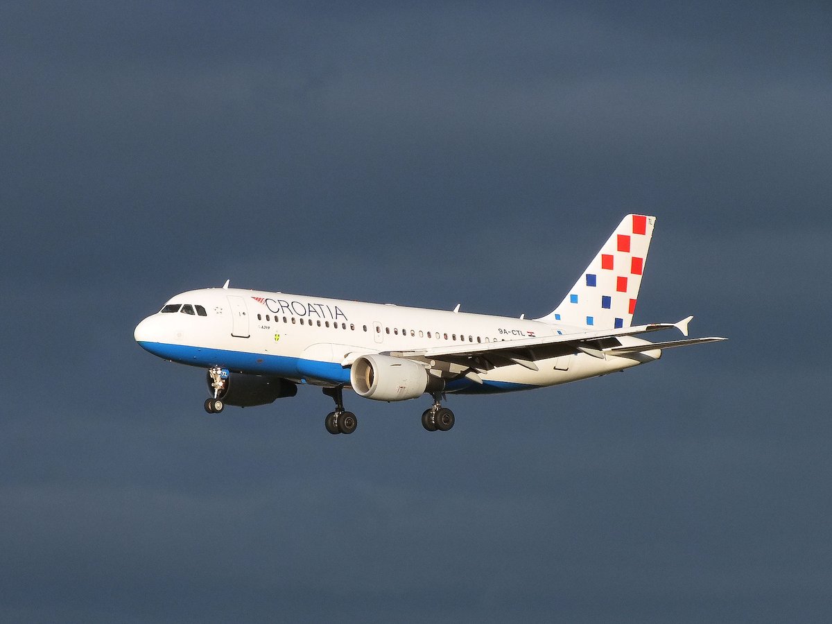 JetA1Photos's tweet photo. Todays airline is Croatia Airlines who use a A320 family into Heathrow.
#lhrupclose #avgeek #instplane #planespotting #heathrowspotter #aircraft #airlines #aviationlovers #airport #planespotter #airside #airsideops #heathrowairport #aviation
@HeathrowAirport @croatiaairlines https://t.co/IDuVNzw7xJ