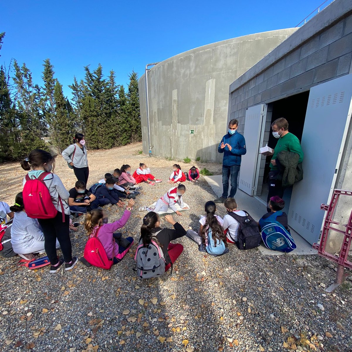 🙌 Ens fa molta il·lusió rebre les visites dels més joves a les nostres instal·lacions!

👧👦 Els alumnes de 3r i 4t de l'<a href="/ESCCentcelles/">Escola Centcelles</a> han visitat el dipòsit de #Constantí, on els hem explicat com arriba l'aigua a les seves cases i com poden cuidar aquest recurs escàs.