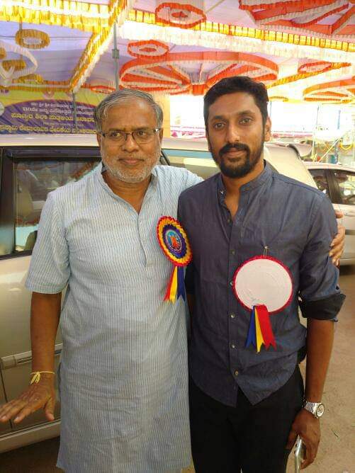 nimmasuresh's tweet photo. ಇಂದು ಕೇದಾರನಾಥದಲ್ಲಿ  ಅನಾವರಣ ಗೊಂಡ  ಆದಿ ಗುರು ಶ್ರೀ ಶಂಕರಾಚಾರ್ಯರ ಈ ವಿಗ್ರಹ ವನ್ನು ಸಿದ್ಧಪಡಿಸಿದವರು ಮೈಸೂರಿನ  ಶಿಲ್ಪಿ ಅರುಣ್ ಯೋಗಿರಾಜ್. 

ಈ ಒಂದು ಕಲೆಯಲ್ಲಿ ಅರುಣ್ ಯೋಗಿರಾಜ್ 5ನೇ ತಲೆಮಾರಿನ ಶಿಲ್ಪಿ. 

ಕೆಲವರ್ಷಗಳ ಹಿಂದೆ ತುಮಕೂರಿನಲ್ಲಿ ಈ ಪ್ರತಿಭಾವಂತನನ್ನು ಭೇಟಿಮಾಡುವ ಅವಕಾಶ ನನ್ನದಾಗಿತ್ತು. https://t.co/tgPzhlwgOc