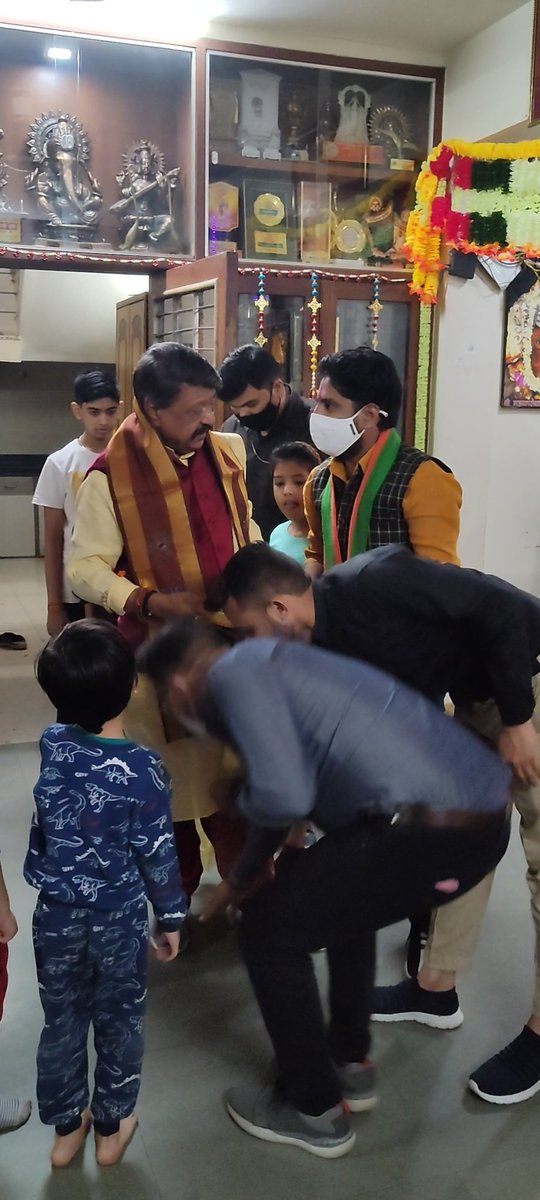 ✌️बादशाह बनने के लिए लोगों पर नहीं,
 दिलों पर राज करना पड़ता है ।।

अपने तो बस श्री कैलाश विजयवर्गीय जी बॉस

<a href="/KailashOnline/">Kailash Vijayvargiya</a> <a href="/AkashVOnline/">Akash Vijayvargiya</a> @KalpeshVV <a href="/VishveshVVv/">विश्वेश विजयवर्गीय ( SHANKY )</a> <a href="/VivekVijayvargi/">vv</a> <a href="/BJP4MP/">BJP Madhya Pradesh</a>