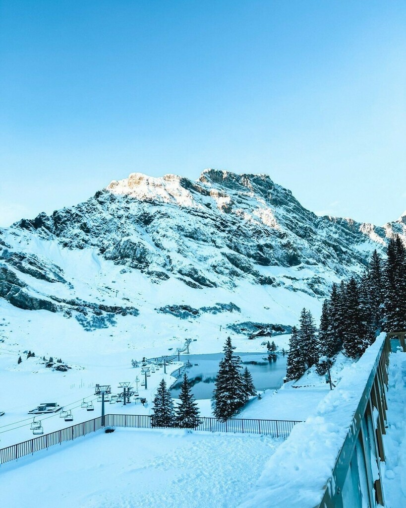 EngelbergTitlis's tweet photo. Trübsee shines in clear white. 😍❄
Enjoy the great weather of this weekend for example by skiing on the TITLIS or leave your footprints in the snow on Trübsee during a leisurely walk. 👣❄
.
.
.
📸 @berghotel_truebsee
#myswitzerland #zentralschweiz #visitswitzerland #truebs… https://t.co/hUIEmAzBzi