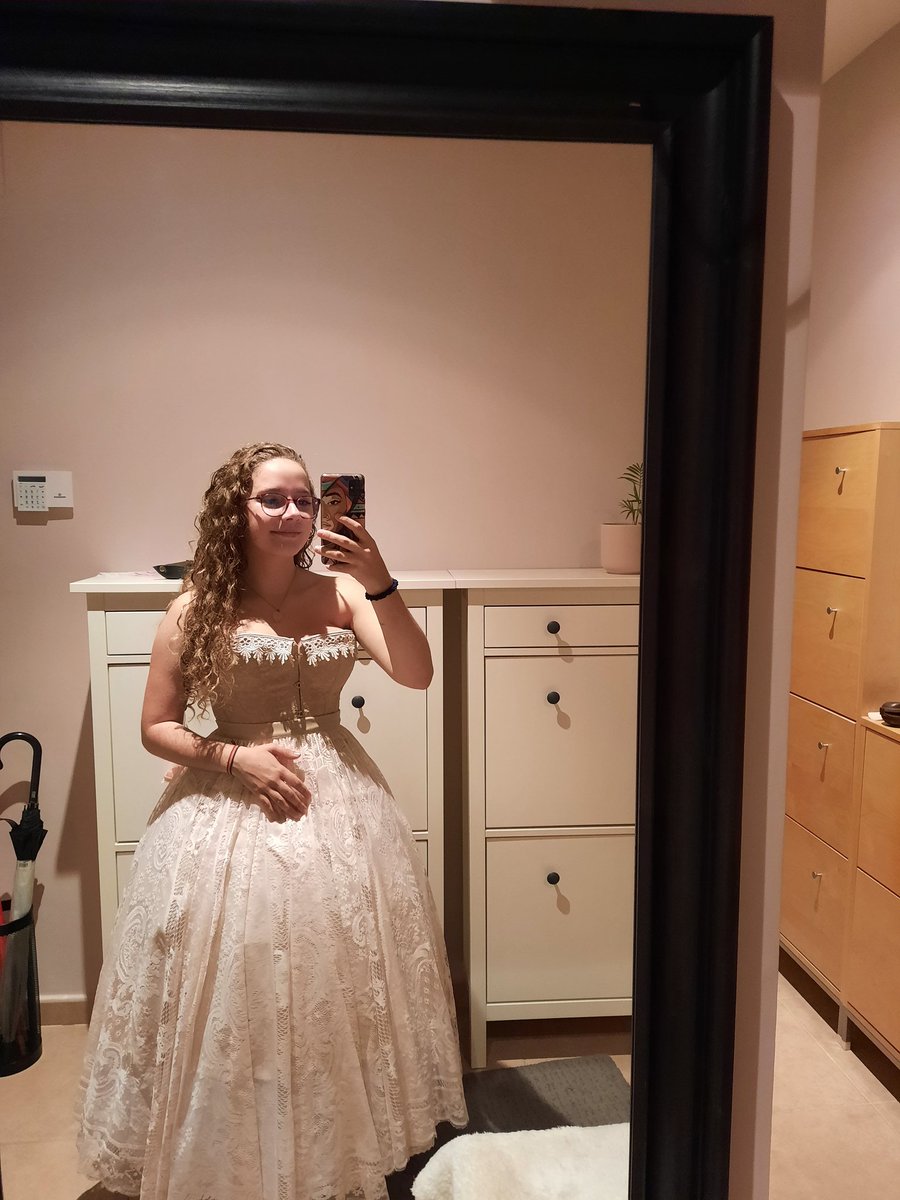 LuciaArnao's tweet photo. Llego un poco tarde pero procedo a subir algunas de las fotos de la fiesta de disfraces de halloween porque íbamos todos muy guapos. https://t.co/04HHAzWncN