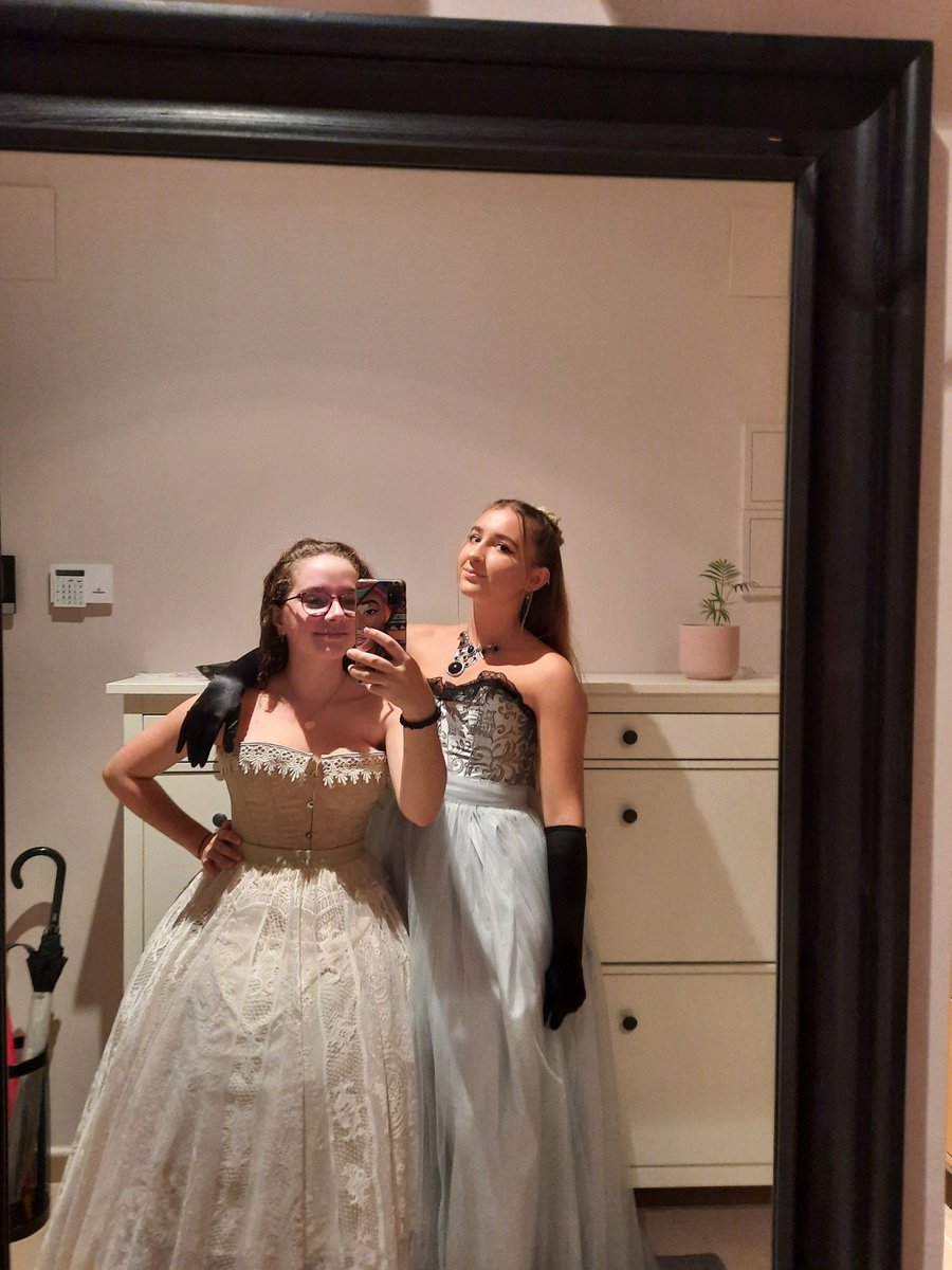 LuciaArnao's tweet photo. Llego un poco tarde pero procedo a subir algunas de las fotos de la fiesta de disfraces de halloween porque íbamos todos muy guapos. https://t.co/04HHAzWncN