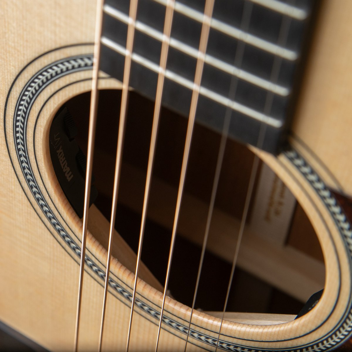 musicdistrib's tweet image. La @MartinGuitar  D-16E es una Dreadnought peculiar, ya que resulta más ligera que otras acústicas convencionales al integrar el ancho propio de una guitarra 000

Eso sí, su sonido es inconfundible. 100% Martin. Esta unidad está disponible en @Stringsfield