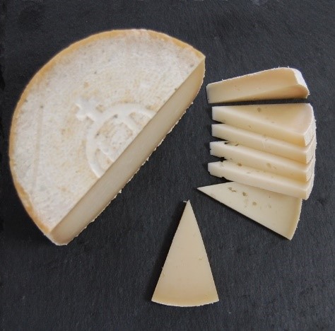 ITACYL's tweet photo. ¡Estamos muy contentos!🧀
El queso de mezcla con leche de burra elaborado por la #EstaciónTecnológicaDeLaLeche #ITACyL y @HZorita_es ha sido reconocido con un 🥇ORO en los #WorldCheeseAwards, de entre más de 4.000 quesos de todo el mundo
¡Enhorabuena compañeros! #Donsheep #FEADER https://t.co/uTVFKFkQyN