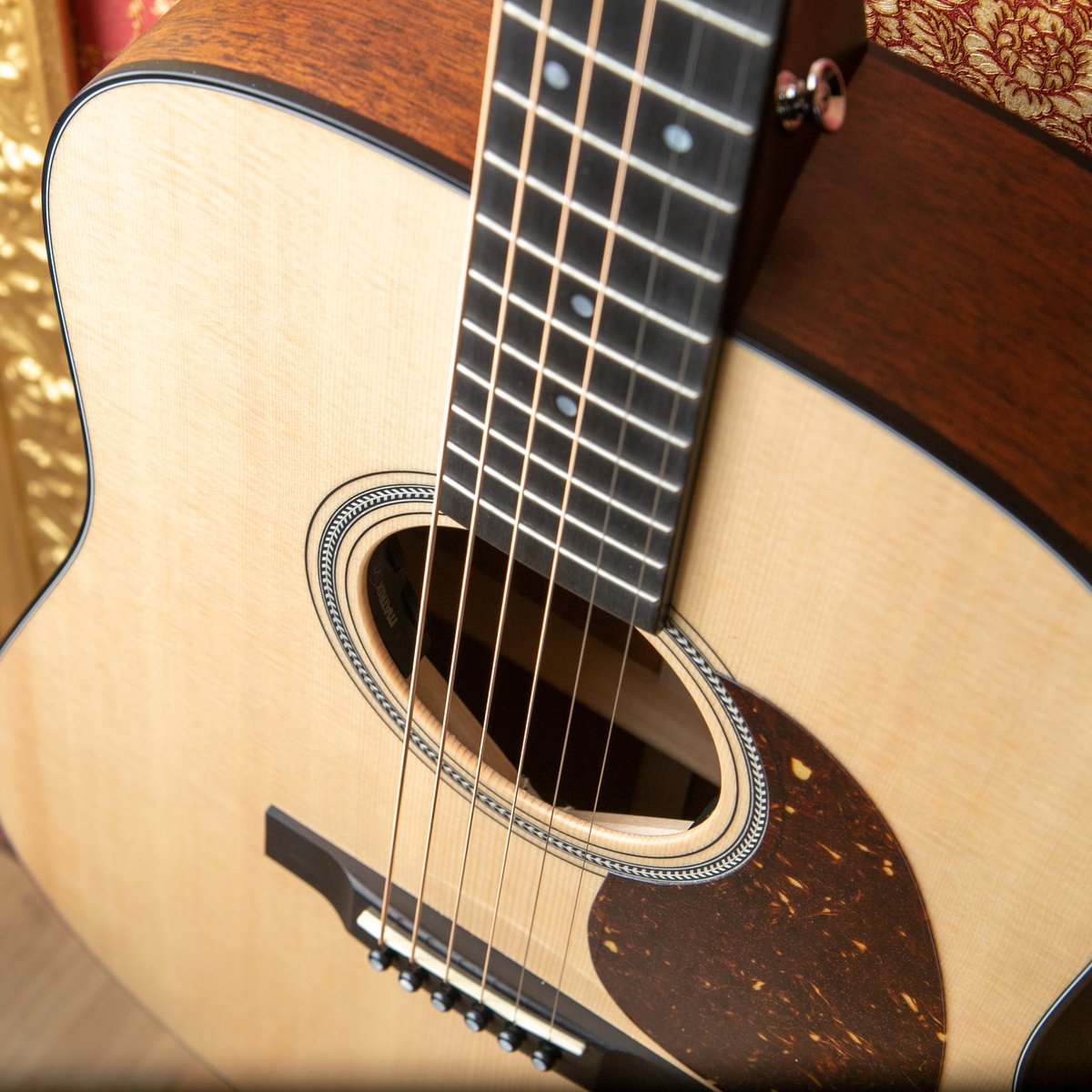 musicdistrib's tweet image. La @MartinGuitar  D-16E es una Dreadnought peculiar, ya que resulta más ligera que otras acústicas convencionales al integrar el ancho propio de una guitarra 000

Eso sí, su sonido es inconfundible. 100% Martin. Esta unidad está disponible en @Stringsfield