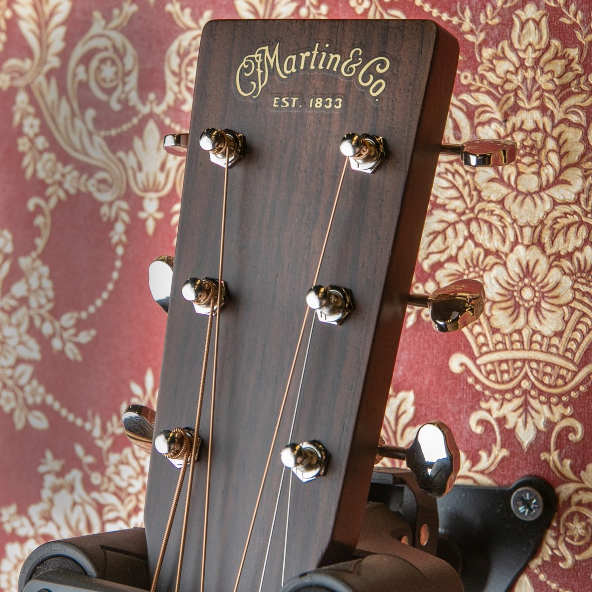 musicdistrib's tweet image. La @MartinGuitar  D-16E es una Dreadnought peculiar, ya que resulta más ligera que otras acústicas convencionales al integrar el ancho propio de una guitarra 000

Eso sí, su sonido es inconfundible. 100% Martin. Esta unidad está disponible en @Stringsfield