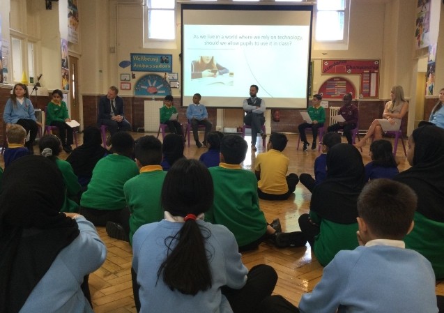 As part of #UKParliamentWeek our pupils have been debating big issues, including Covid vaccines and the environment, alongside the teachers. Some future politicians in the making! <a href="/FabianLeedsNE/">Fabian Hamilton MP</a>