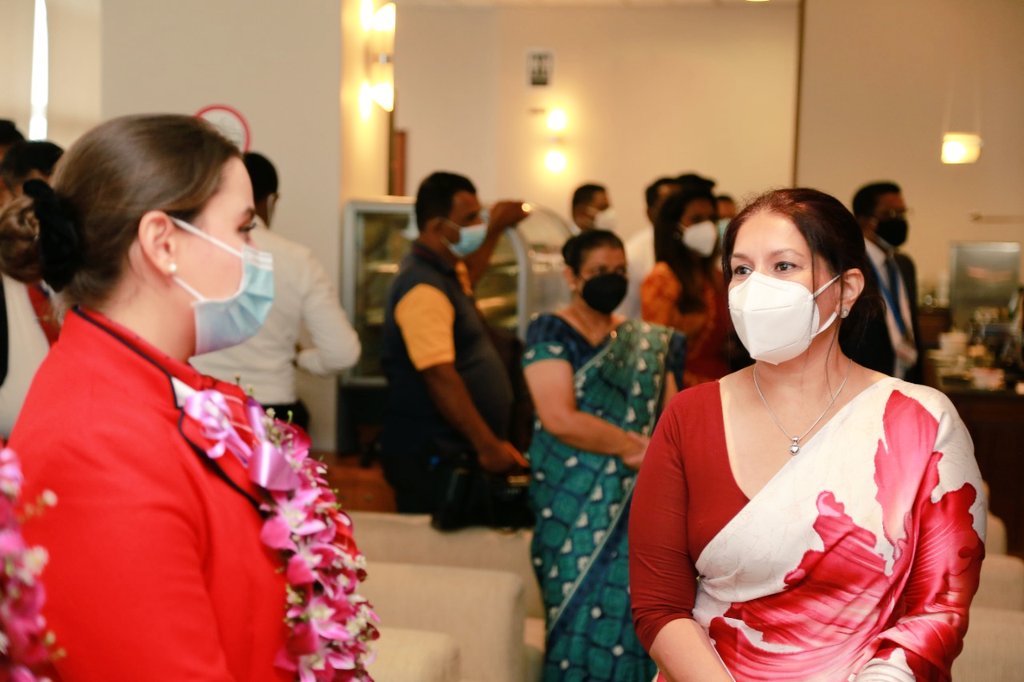 DeirdreDe's tweet photo. Ladies in Red
@swissairlines resumes flight operations to Colombo, Sri Lanka
#airlinetalk #airlinecrew #bia #colombo #srilanka #workmode #sariday #flightops #tourists #touristarrivals #flightoperations https://t.co/EMujuDbMe8
