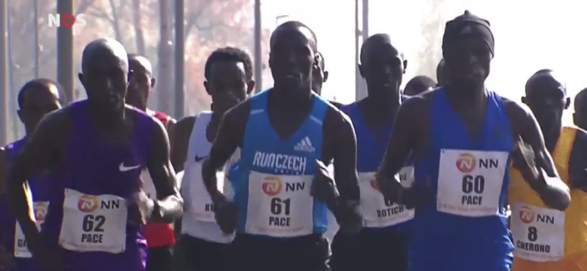Tweeeety2021's tweet photo. Kijk even of je deze heren kunt volgen? Dan loop je de marathon in 2h 15min.
#terugvolgvrijdag #PaceFamily #running #allegekheidopeenstokje https://t.co/4idoKuCzeH