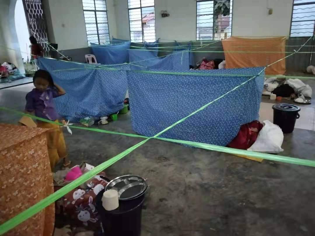 RvlBurma2's tweet photo. With winter approaching, more than 700 refugees fleeing the war in urgent need of warm clothes and blankets in buildings and farms in #MongKong Township, Muse District, northern Shan State on the China-Burmese border. @Refugees @UnicefMyanmar

#WhatsHappeningInMyanmar https://t.co/aLPBZfraJy