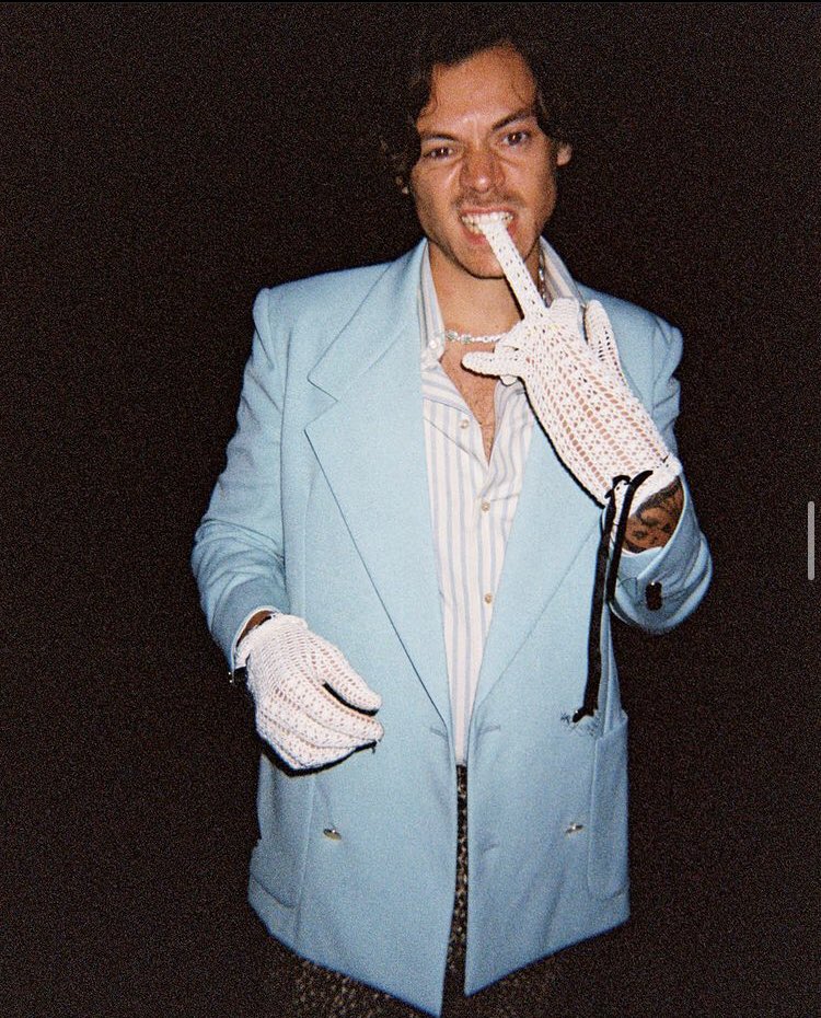 tracklist's tweet photo. Chloé Zhao, diretora de #Eternals, contou sobre a entrada de Harry Styles no MCU: 

“Fiquei atento em Harry S. desde que ele apareceu em 'Dunkirk' (…) E imediatamente pensei: 'Essa pessoa me faz pensar em Eros como um personagem’, e o personagem ganhou vida assim que o conheci” https://t.co/QBLXKgRGGJ