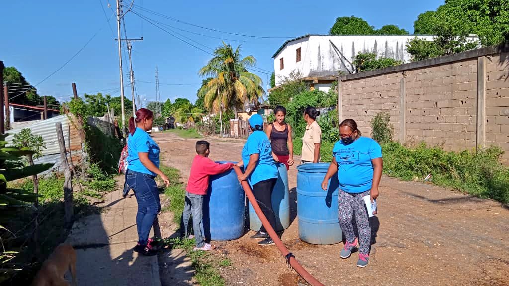 AlcaldiaAnaco's tweet photo. ¡El trabajo en UNIDAD no se detiene💪😎!

El Gob. @BarretoSira con su plan "Agua Para La Vida" junto @LuisGuevaraM_,  continúan apoyando a las familias anaquenses con el vital líquido. Esta vez se suministró más de 44.000 litros de agua a los vecinos del sector José Félix Ribas. https://t.co/vij7OhYtdw