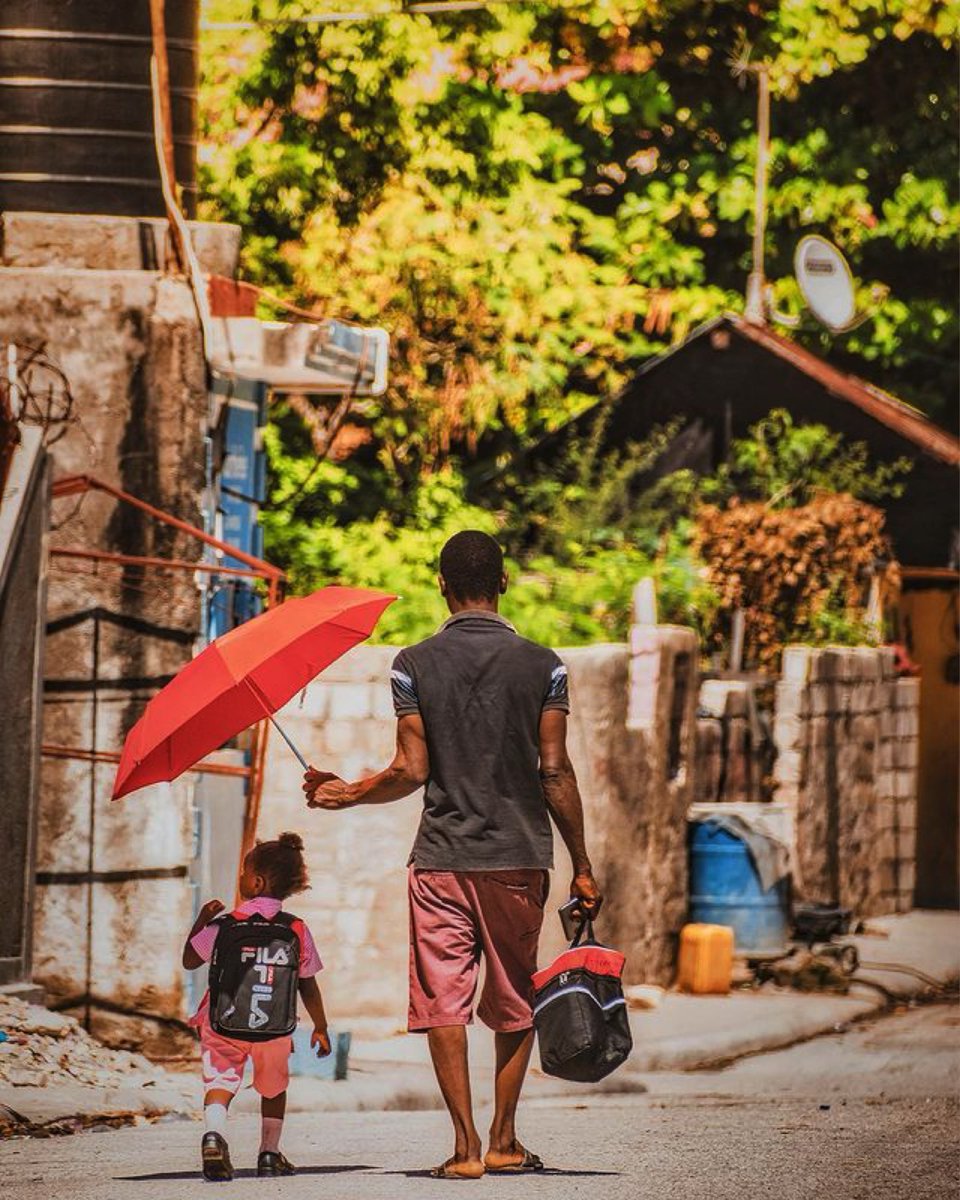 haitienespanol's tweet photo. Haití. El futuro nos sonríe a pesar de las calamidades y el amor abunda en cada esquina de Haití bajo esta amarga neblina, porque mientras hay vida hay esperanza. | Foto IG jeanoscar.a | #HaitíenEspañol https://t.co/gIks6H7nZs