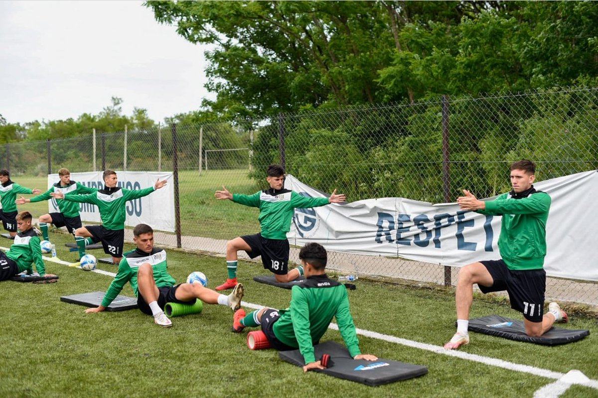 banfieldjuvenil's tweet photo. #RESERVA| Los jugadores ya realizan la entrada en calor 💪🏼

#VamosTaladro 🇳🇬 #VamosLosPibes https://t.co/2RwWtnxe08