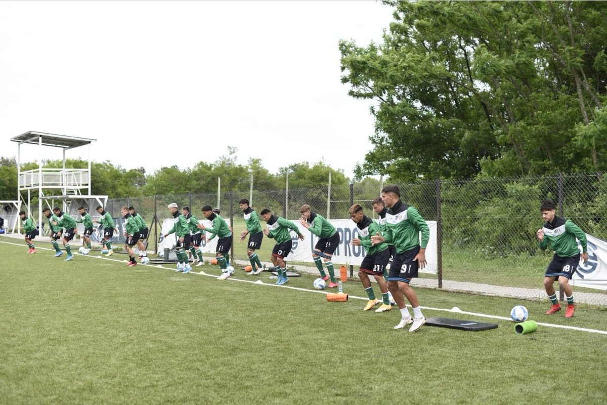 banfieldjuvenil's tweet photo. #RESERVA| Los jugadores ya realizan la entrada en calor 💪🏼

#VamosTaladro 🇳🇬 #VamosLosPibes https://t.co/2RwWtnxe08