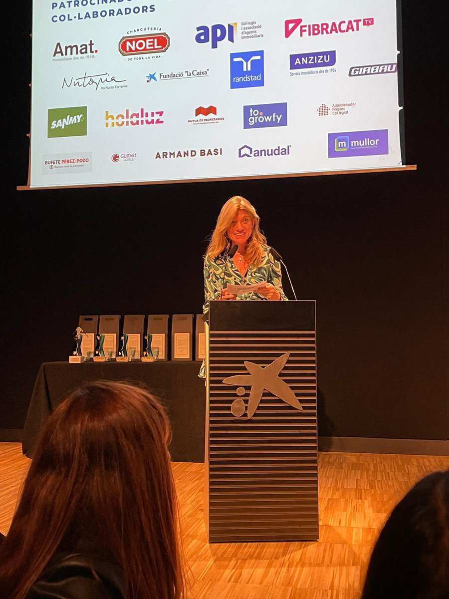 peixco's tweet photo. Ahir vespre vaig tenir el privilegi de lliurar un dels 9 premis de @FundacioFidem. Una de les #ReDones va ser la Sra. ISABEL REIG LOPEZ; Presidenta de @ReigJofre. Empresaria i farmaceutica de 81 anys lidera una empresa cotitzada i alhora familiar en 3a generacio.🔝#ellasdeciden https://t.co/Fi2kZy4qzj